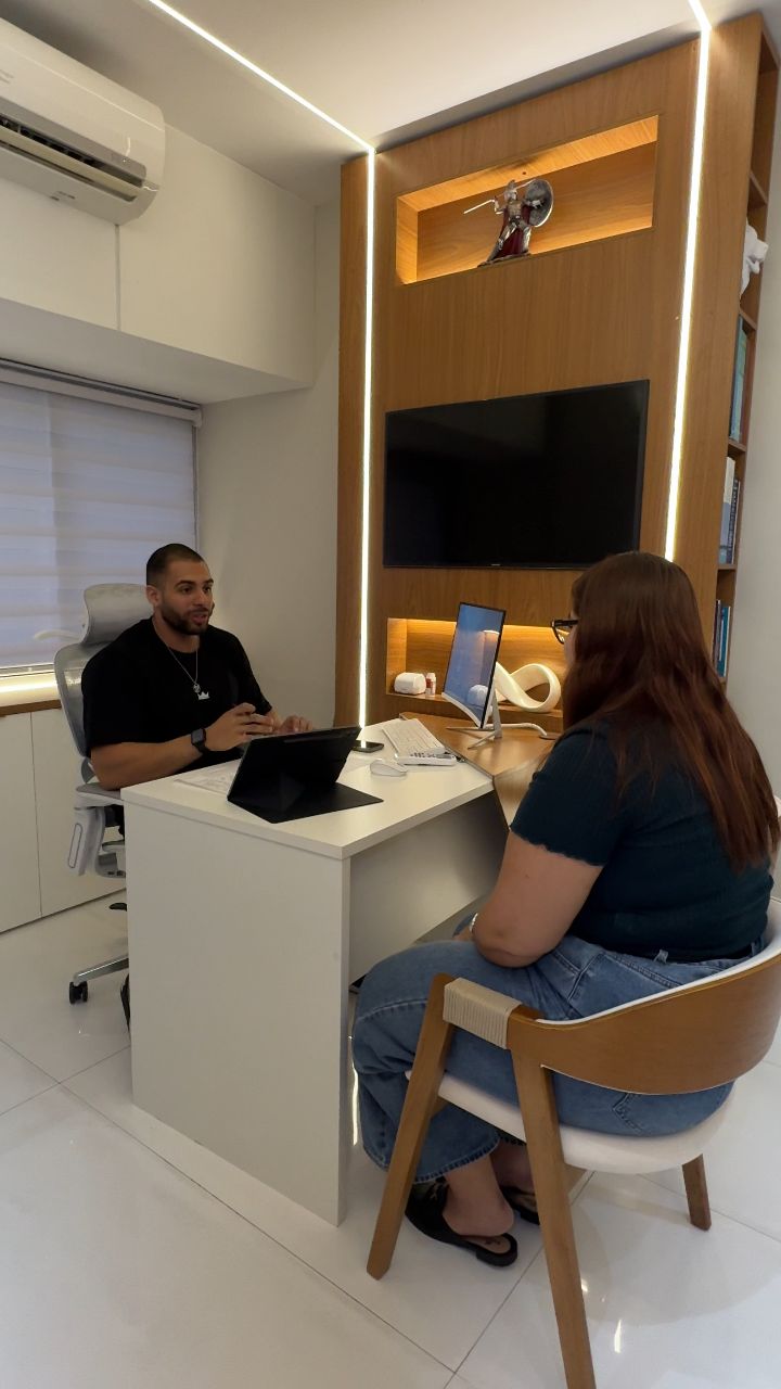 Valter Acetto atendendo uma paciente no consultório